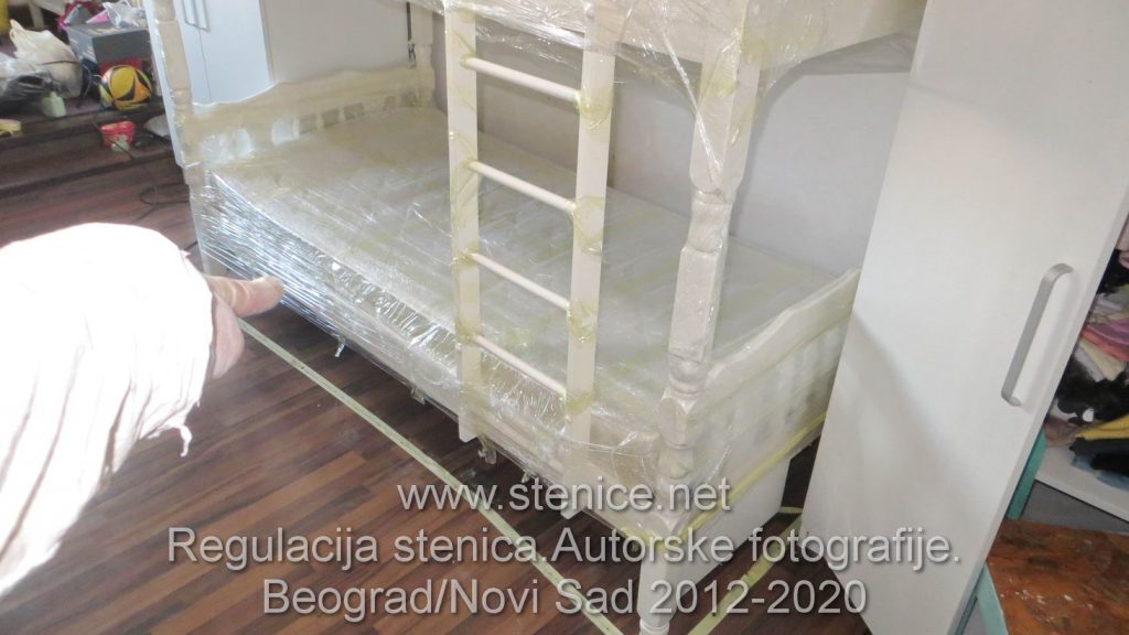 Prikaz pravilno urađenog dvospratnog kreveta zahvaćenim stenicama i osiguranje pri dnu insekticiodnog trakom sa lepkom namenjenim stenicama.